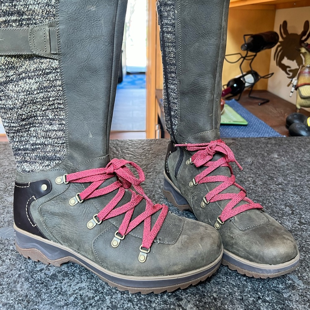 Merrell Women's Leather Winter Boots with red Laces